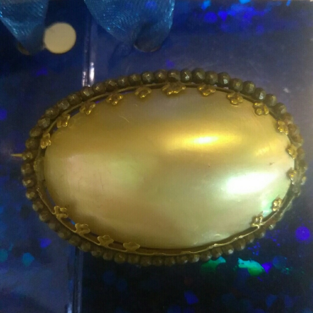 Vintage brooch/pin with mother of pearl.